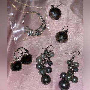 4 pairs of woman earrings